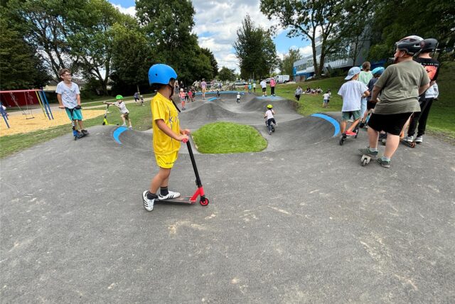 Der Super-Spielplatz hinter dem Hallenbad am Sonntag: Einen Tag nach der offiziellen Einweihung war hier bei Superwetter schon wieder reichlich Betrieb.