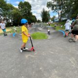 Der Super-Spielplatz hinter dem Hallenbad am Sonntag: Einen Tag nach der offiziellen Einweihung war hier bei Superwetter schon wieder reichlich Betrieb.