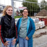 Sabine Frintrop (r.) und Christin Janßen vom Förderverein der Grundschule Lavesum