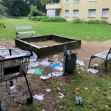 Dieser Sandkasten zwischen zwei Hochhäusern Am Alten Sportplatz in Marl-Drewer befindet sich in einem katastrophalen Zustand.