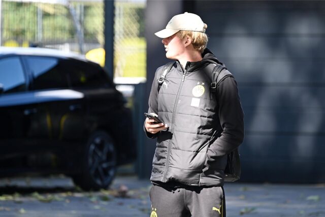 Julian Brandt schaut zur Seite.