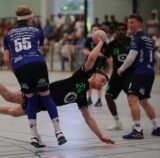 Die HSG Rauxel-Schwerin (schwarzes Trikot), hier im Kreispokal-Endspiel gegen den Oberligisten HC Westfalia Herne, muss sich vermutlich auch gegen Bezirksliga-Spitzenreiter ATV Dorstfeld ordentlich strecken, um einen Punkt mitzunehmen.