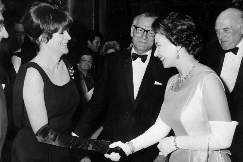 Smith, hier mit Königin Elizabeth II., gehörte zu den großen Schauspielerinnen. (Archivfoto) Smith, hier mit Königin Elizabeth II., gehörte zu den großen Schauspielerinnen. (Archivfoto)