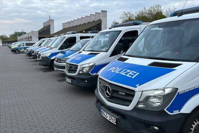 Auf dem Europaplatz in Castrop-Rauxel versammelte sich die Polizei vor einer Razzia im Saunaclub und einigen Cafés und Spielhallen in der Stadt.