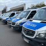 Auf dem Europaplatz in Castrop-Rauxel versammelte sich die Polizei vor einer Razzia im Saunaclub und einigen Cafés und Spielhallen in der Stadt.