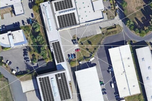 Die Werkstatt der WeWoLe im Erin-Park hat ein großes Flachdach, das im Moment noch frei ist, abgesehen von den Oberlichtern. Nun bauten Energie-Genossen dort gemeinschaftlich eine Solaranlage.