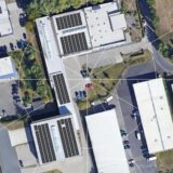 Die Werkstatt der WeWoLe im Erin-Park hat ein großes Flachdach, das im Moment noch frei ist, abgesehen von den Oberlichtern. Nun bauten Energie-Genossen dort gemeinschaftlich eine Solaranlage.