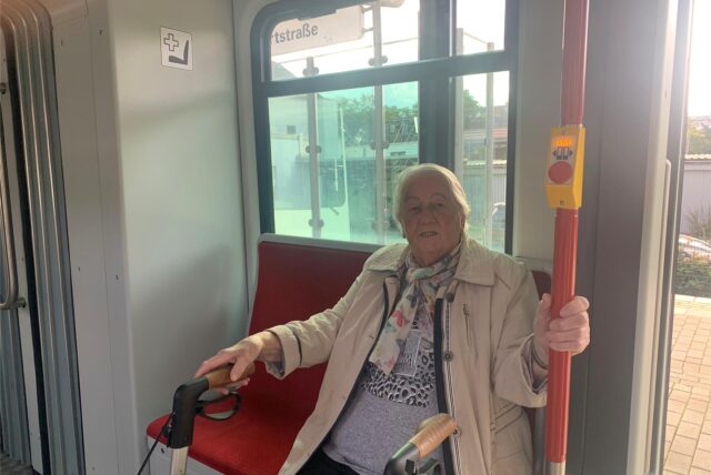Frau Schmidt sitzt auf einem Vorrangsplatz in der Dortmunder Stadtbahn Linie U-42