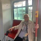Frau Schmidt sitzt auf einem Vorrangsplatz in der Dortmunder Stadtbahn Linie U-42