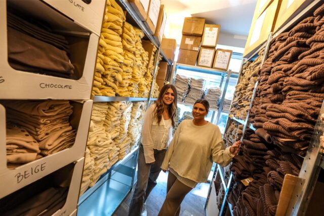 Verena Ahmann (r.) und Jana Somplatzki stehen in ihrem Lager in Recklinghausen