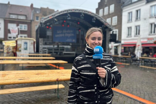 Menschen beim Herbst und Heimatfest 2023