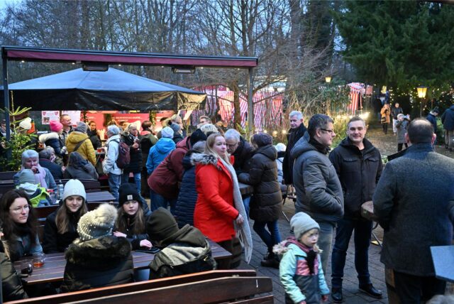 Menschen auf dem Winterzauber an der Loemühle 2023.