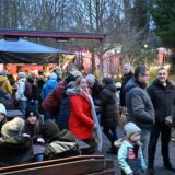 Menschen auf dem Winterzauber an der Loemühle 2023.