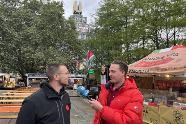 Pascal Hammer (l.) erzählt, was die Besucher auf dem Street-Food-Markt am Dortmunder U erwartet.