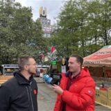 Pascal Hammer (l.) erzählt, was die Besucher auf dem Street-Food-Markt am Dortmunder U erwartet.