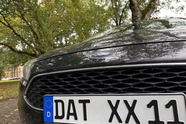 Ein dunkles Auto mit DAT-Kennzeichen.