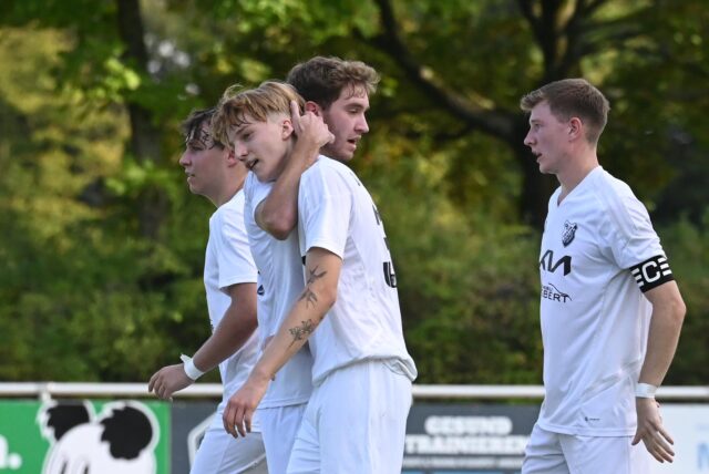 Torschütze gegen Hohenlimburg, Torschütze im Kreispokal: Niels Veverka (2. v.r.) spielt beim SV Vestia eine immer wichtigere Rolle.