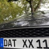 Ein dunkles Auto mit DAT-Kennzeichen.