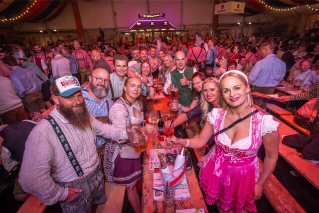 Hunderte Menschen haben in Dortmund den Start des Dortmunder Oktoberfest gefeiert.