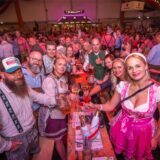 Hunderte Menschen haben in Dortmund den Start des Dortmunder Oktoberfest gefeiert.
