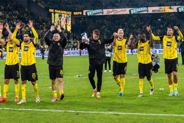 Die BVB-Spieler jubeln vor der Südtribüne.