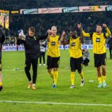 Die BVB-Spieler jubeln vor der Südtribüne.