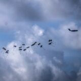 Hilfsgüter werden von einem Flugzeug abgefeuert.