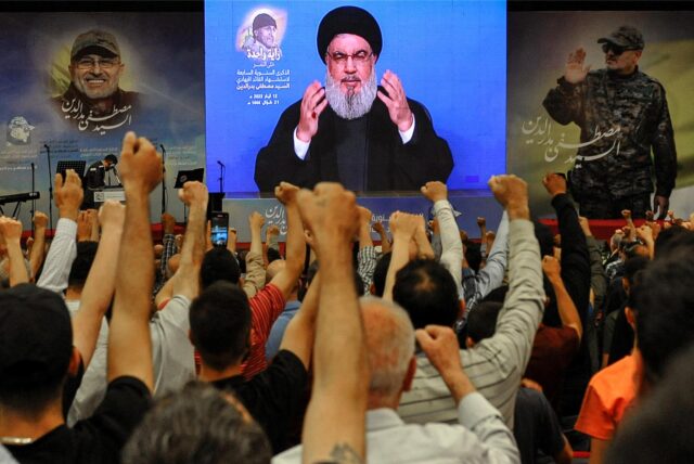 Der Hisbollah-Führer Hassan Nasrallah erscheint während einer im Fernsehen übertragenen Rede (Archivbild).