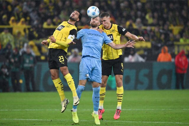 Emre Can und Nico Schlotterbeck im Luftduell mit Philipp Hofmann-