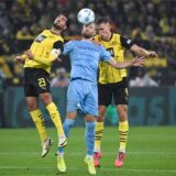 Emre Can und Nico Schlotterbeck im Luftduell mit Philipp Hofmann-