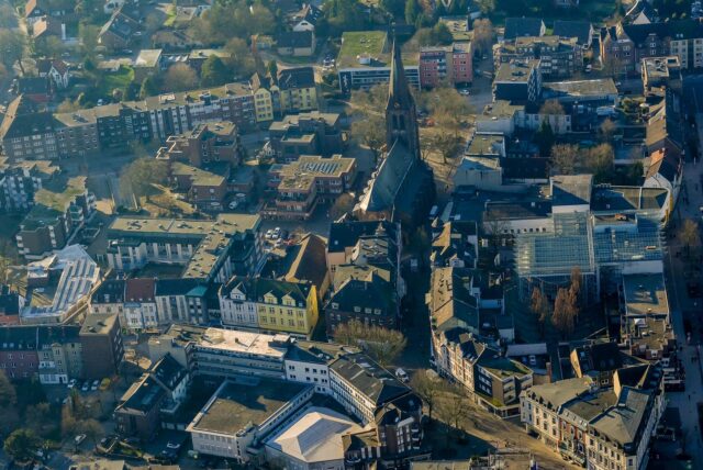 Luftbild der Hertener Innenstadt mit der Kirche St. Antonius im Mittelpunkt.
