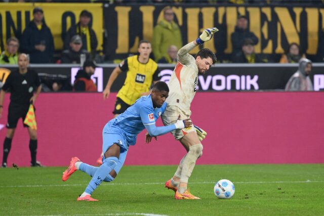 Gregor Kobel im Zweikampf mit Myron Boadu.