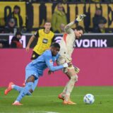 Gregor Kobel im Zweikampf mit Myron Boadu.