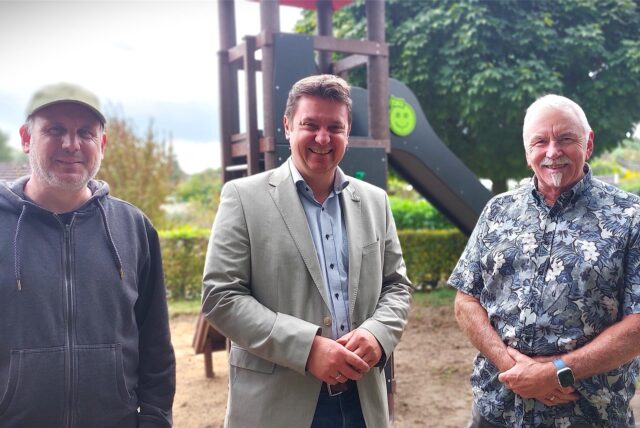 (V.l.) Sascha Wilde (Kassenleiter), Rajko Kravanja (Bürgermeister) und Eugen Irla (Vorsitzender des Kleingartenvereins) stehen vor dem neuen Rutschturm
