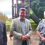 (V.l.) Sascha Wilde (Kassenleiter), Rajko Kravanja (Bürgermeister) und Eugen Irla (Vorsitzender des Kleingartenvereins) stehen vor dem neuen Rutschturm
