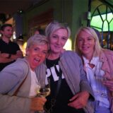 Drei Frauen stehen mit einem Getränk in der Hand in einer Kneipe bei der Musiknacht in Recklinghausen.