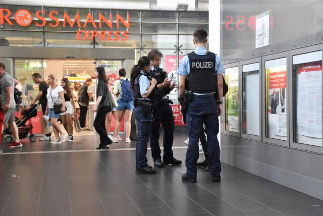 Bundespolizisten kontrollieren eine Person am Dortmunder Hauptbahnhof.