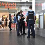Bundespolizisten kontrollieren eine Person am Dortmunder Hauptbahnhof.