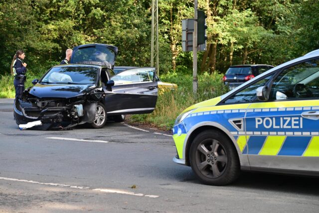 Ein Polizeiwagen und ein Unfallauto.