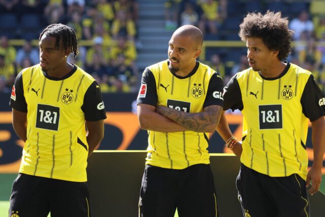 Jamie Gittens, Donyell Malen und Karim Adeyemi schauen zur Seite.