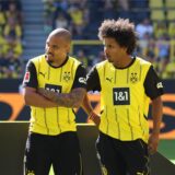 Jamie Gittens, Donyell Malen und Karim Adeyemi schauen zur Seite.