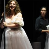 Margot Genet spielt die ahnongslose Braut.