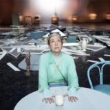Elsie de Brauw spielt die morphiumsüchtige Mary Tyrone.