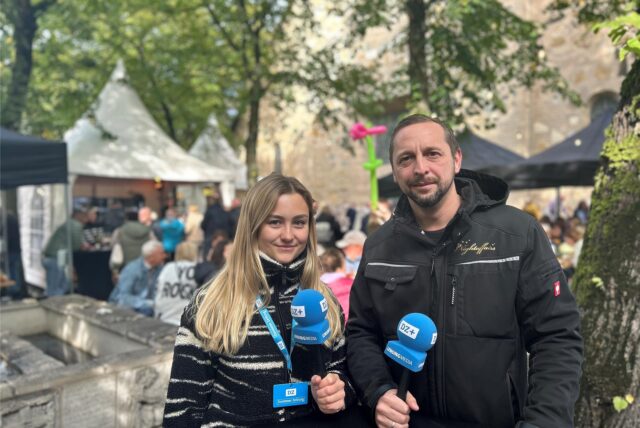 Reporterin Alexandra Schlobohm mit Veranstalter Hans Schuster.