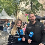 Reporterin Alexandra Schlobohm mit Veranstalter Hans Schuster.