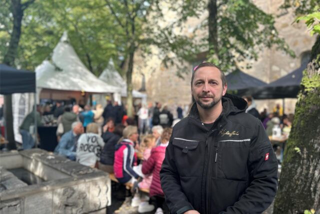 Hans Schuster von der Eventagentur Nightaffairs steht vor der Kirche St. Agatha.