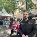 Hans Schuster von der Eventagentur Nightaffairs steht vor der Kirche St. Agatha.