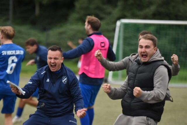 Hochlar-Trainer Jan Sternemann (l.) jubelt nach einem Sieg seiner Mannschaft.