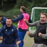 Hochlar-Trainer Jan Sternemann (l.) jubelt nach einem Sieg seiner Mannschaft.