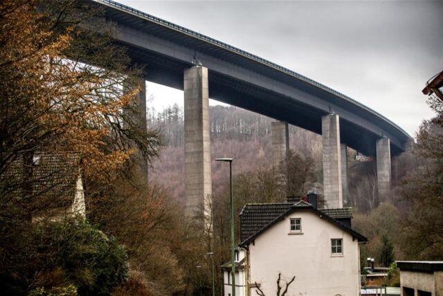 Die inzwischen gesprengte Talbrücke Rahmede der Autobahn 45 bei Lüdenscheid.